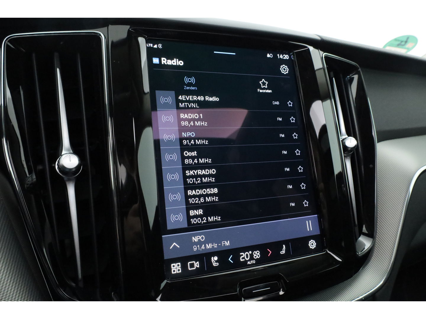 Volvo XC60 2.0 T6 Plug-in hybrid AWD Plus Bright | Pano-dak | Trekhaak | H&K Audio | ACC | Stoel + stuurverw. |