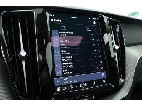 Volvo XC60 2.0 T6 Plug-in hybrid AWD Plus Bright | Pano-dak | Trekhaak | H&K Audio | ACC | Stoel + stuurverw. |