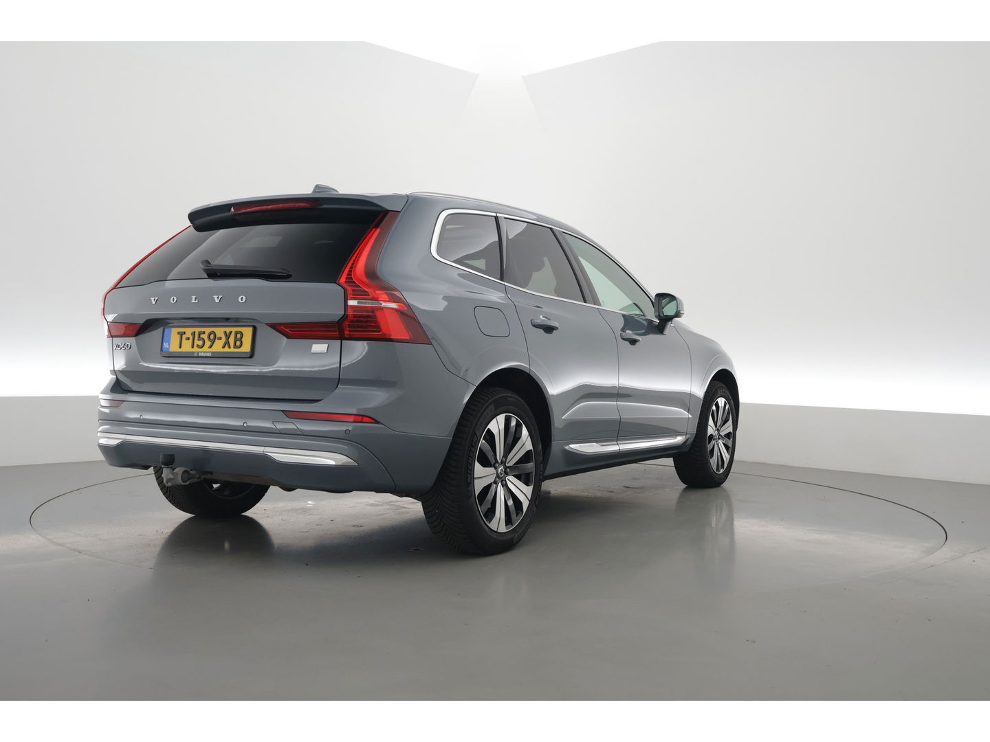 Volvo XC60 2.0 T6 Plug-in hybrid AWD Plus Bright | Pano-dak | Trekhaak | H&K Audio | ACC | Stoel + stuurverw. |