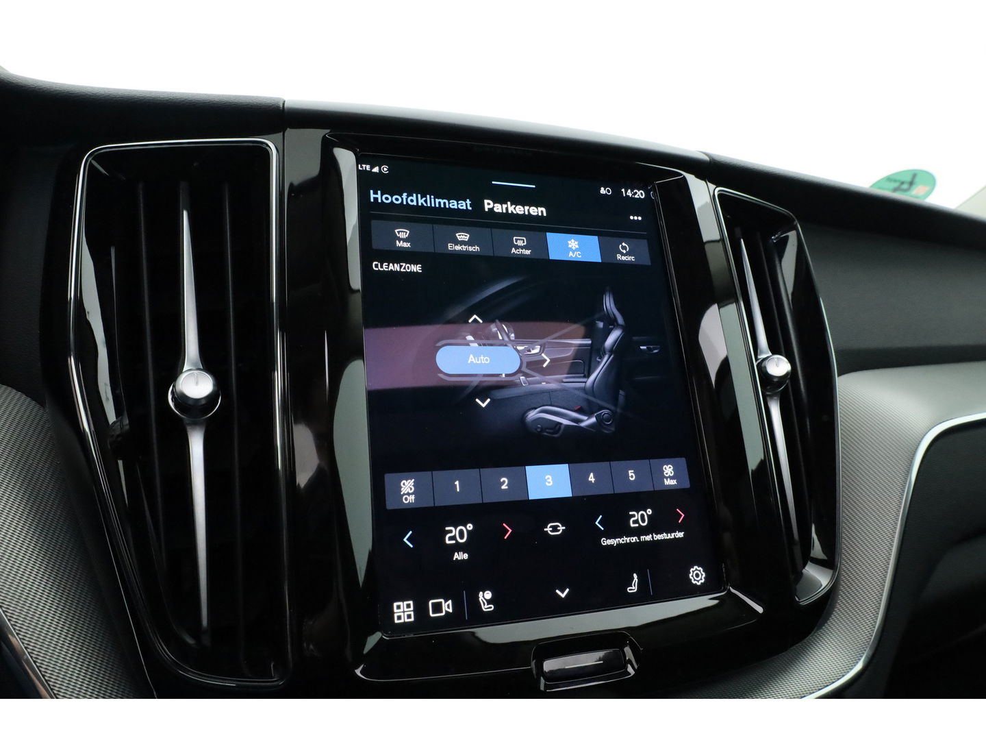 Volvo XC60 2.0 T6 Plug-in hybrid AWD Plus Bright | Pano-dak | Trekhaak | H&K Audio | ACC | Stoel + stuurverw. |