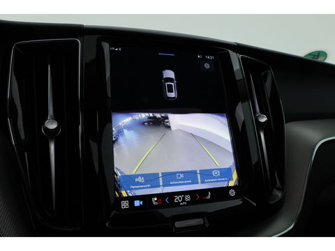 Volvo XC60 2.0 T6 Plug-in hybrid AWD Plus Bright | Pano-dak | Trekhaak | H&K Audio | ACC | Stoel + stuurverw. |