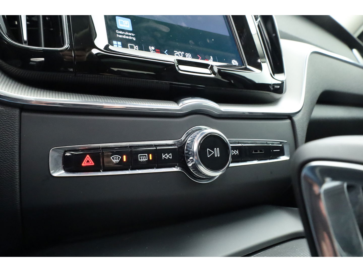 Volvo XC60 2.0 T6 Plug-in hybrid AWD Plus Bright | Pano-dak | Trekhaak | H&K Audio | ACC | Stoel + stuurverw. |