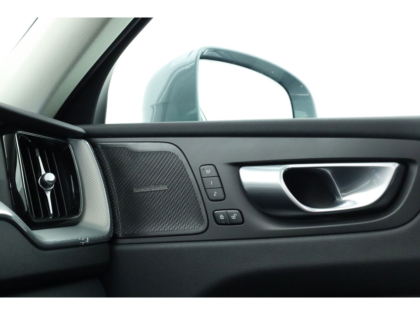 Volvo XC60 2.0 T6 Plug-in hybrid AWD Plus Bright | Pano-dak | Trekhaak | H&K Audio | ACC | Stoel + stuurverw. |