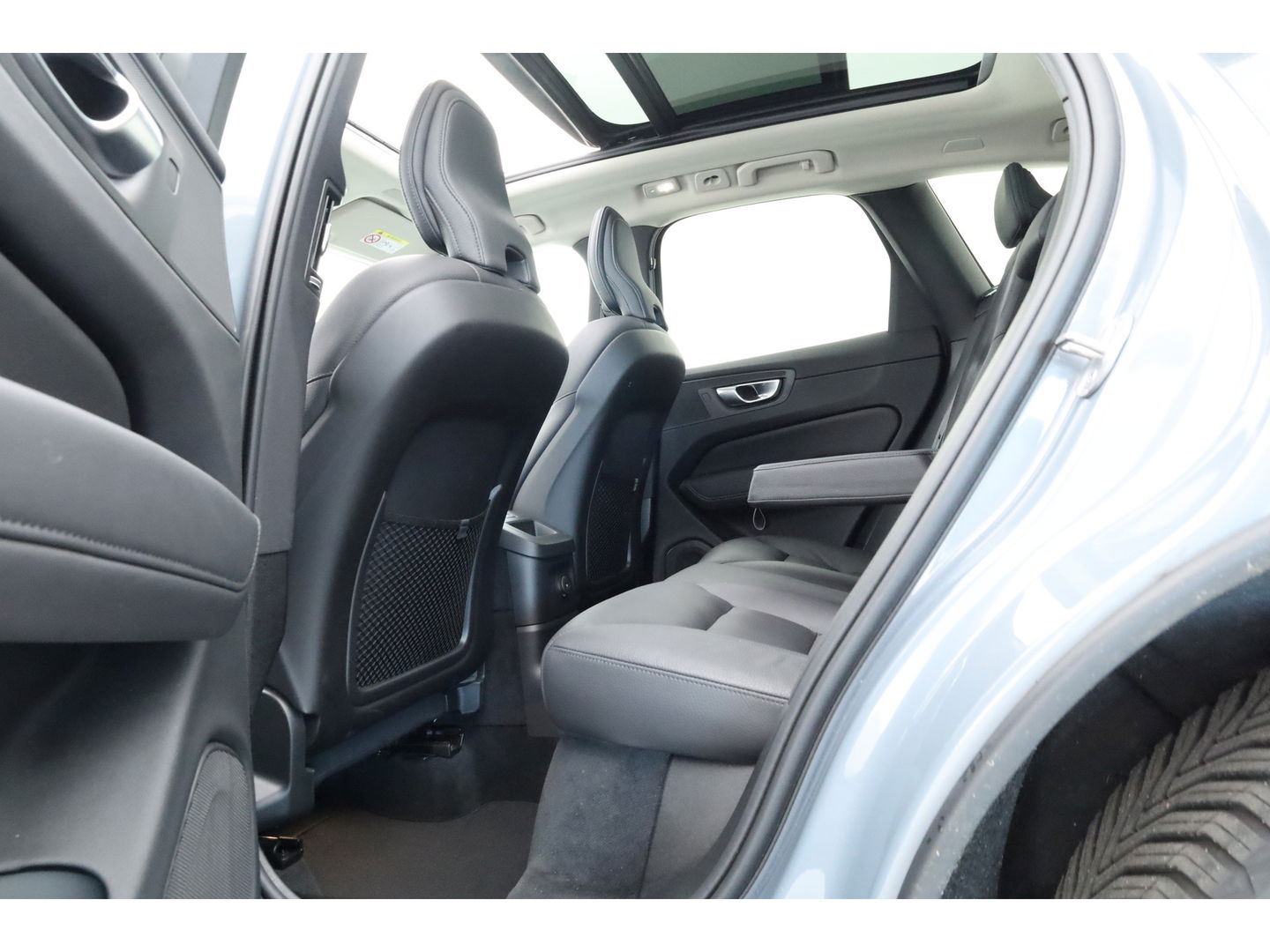 Volvo XC60 2.0 T6 Plug-in hybrid AWD Plus Bright | Pano-dak | Trekhaak | H&K Audio | ACC | Stoel + stuurverw. |