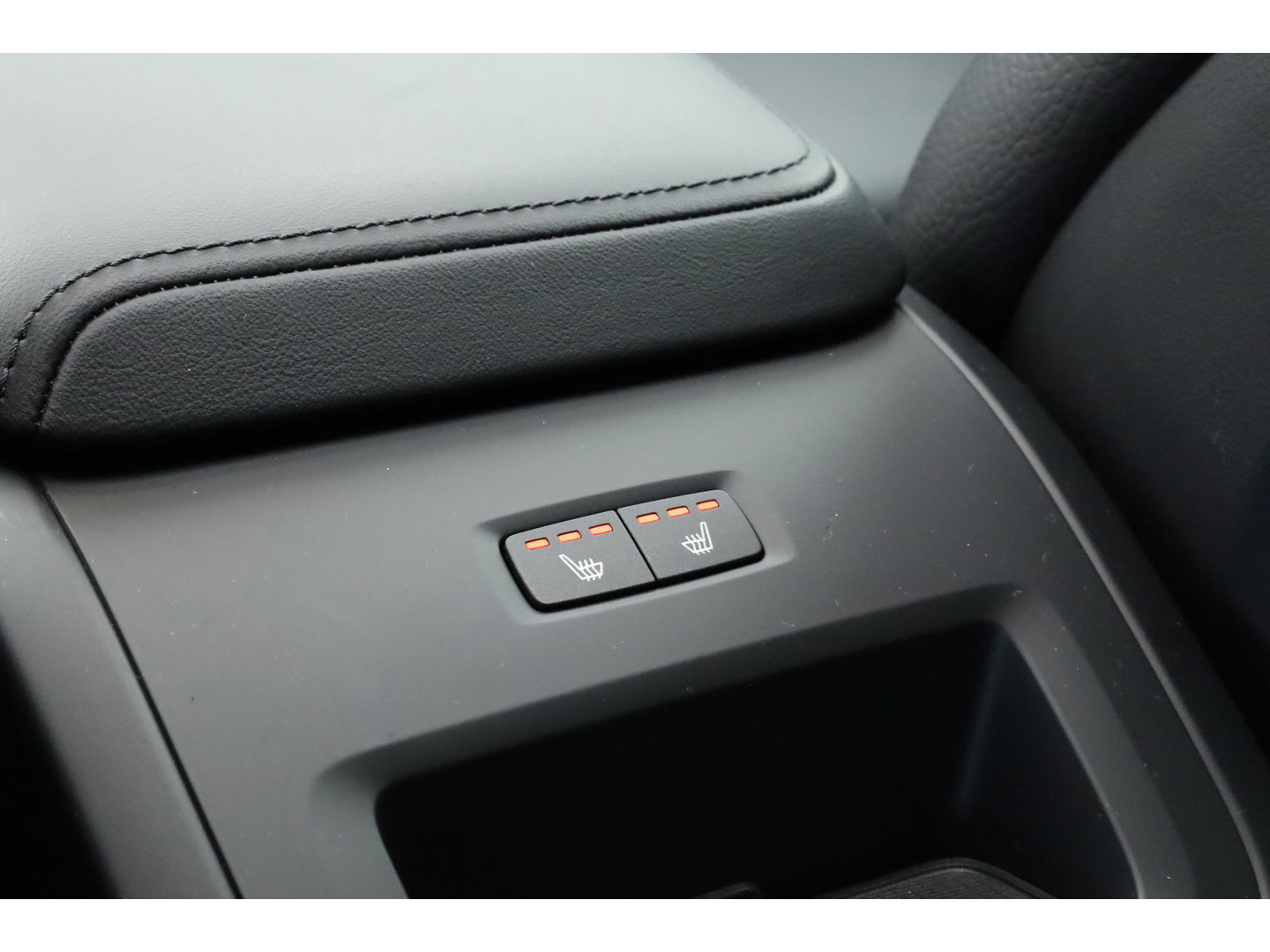 Volvo XC60 2.0 T6 Plug-in hybrid AWD Plus Bright | Pano-dak | Trekhaak | H&K Audio | ACC | Stoel + stuurverw. |