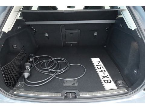 Volvo XC60 2.0 T6 Plug-in hybrid AWD Plus Bright | Pano-dak | Trekhaak | H&K Audio | ACC | Stoel + stuurverw. |