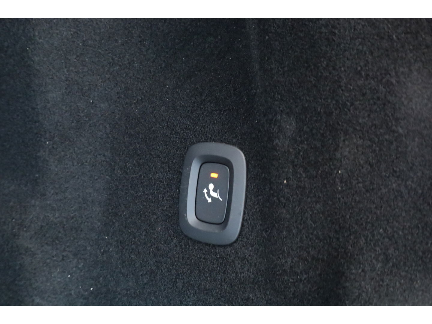 Volvo XC60 2.0 T6 Plug-in hybrid AWD Plus Bright | Pano-dak | Trekhaak | H&K Audio | ACC | Stoel + stuurverw. |