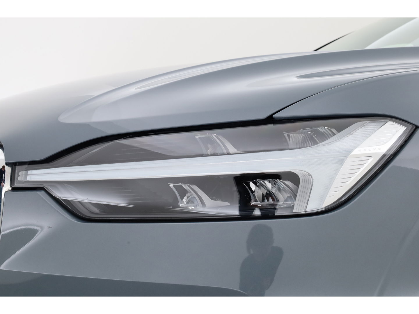 Volvo XC60 2.0 T6 Plug-in hybrid AWD Plus Bright | Pano-dak | Trekhaak | H&K Audio | ACC | Stoel + stuurverw. |