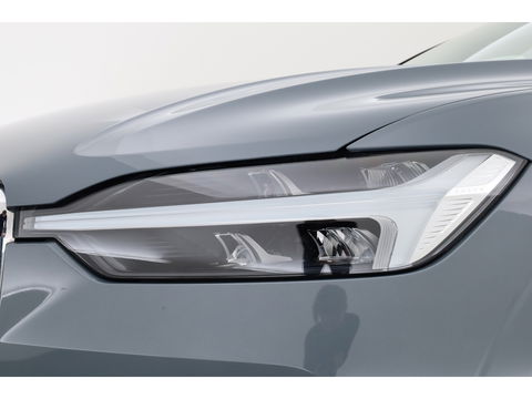 Volvo XC60 2.0 T6 Plug-in hybrid AWD Plus Bright | Pano-dak | Trekhaak | H&K Audio | ACC | Stoel + stuurverw. |