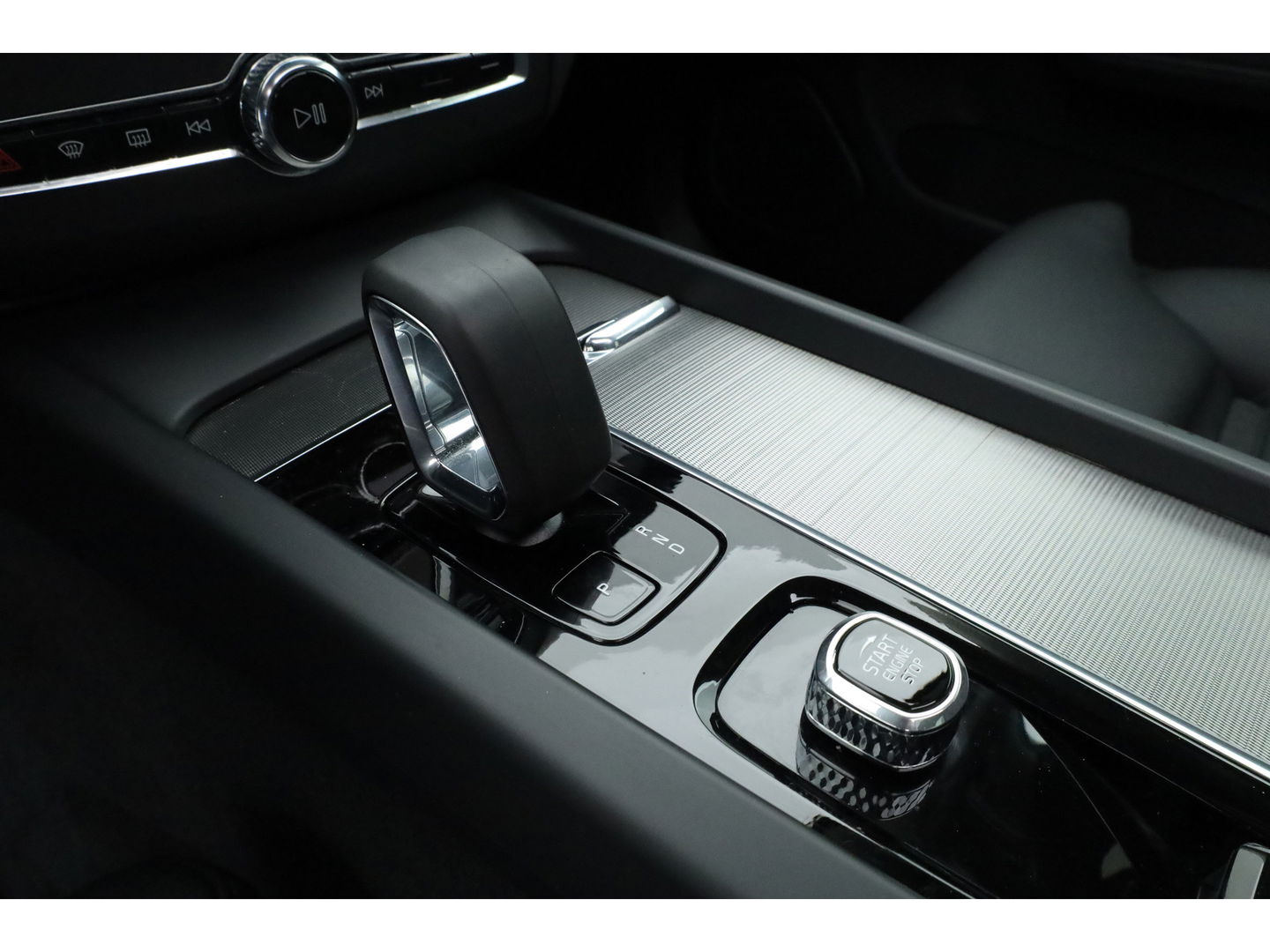 Volvo XC60 2.0 T6 Plug-in hybrid AWD Plus Bright | Pano-dak | Trekhaak | H&K Audio | ACC | Stoel + stuurverw. |