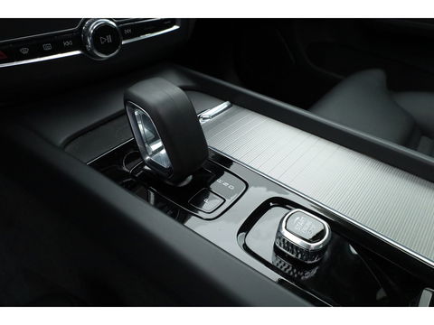 Volvo XC60 2.0 T6 Plug-in hybrid AWD Plus Bright | Pano-dak | Trekhaak | H&K Audio | ACC | Stoel + stuurverw. |