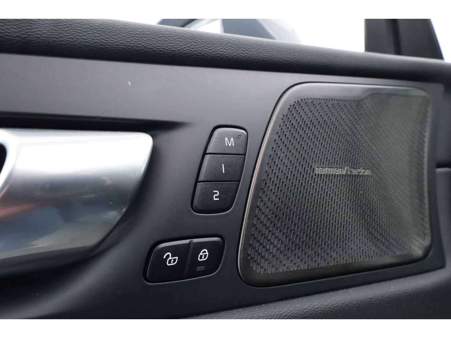 Volvo XC60 2.0 T6 Plug-in hybrid AWD Plus Bright | Pano-dak | Trekhaak | H&K Audio | ACC | Stoel + stuurverw. |