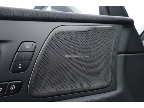 Volvo XC60 2.0 T6 Plug-in hybrid AWD Plus Bright | Pano-dak | Trekhaak | H&K Audio | ACC | Stoel + stuurverw. |