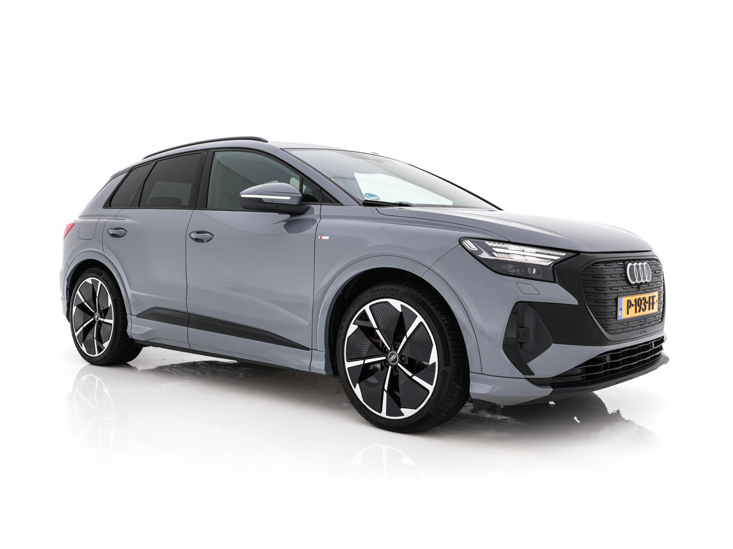 Audi Q4 e-tron 40 Launch edition S Competition 77 kWh [ 3-Fase ] {SOH-93%} (INCL-BTW) *HEATPUMP | LEATHER-FABRIC | MATRIX-LED | ADAPTIVE-CRUISE | HEATED-SPORTSEATS | AMBIENTLIGHT | DIGI-COCKPIT | CAMERA | KEYLESS | DAB+ | NAVI-FULLMAP | TOWBAR | PRIVACYGLASS | 21"AL