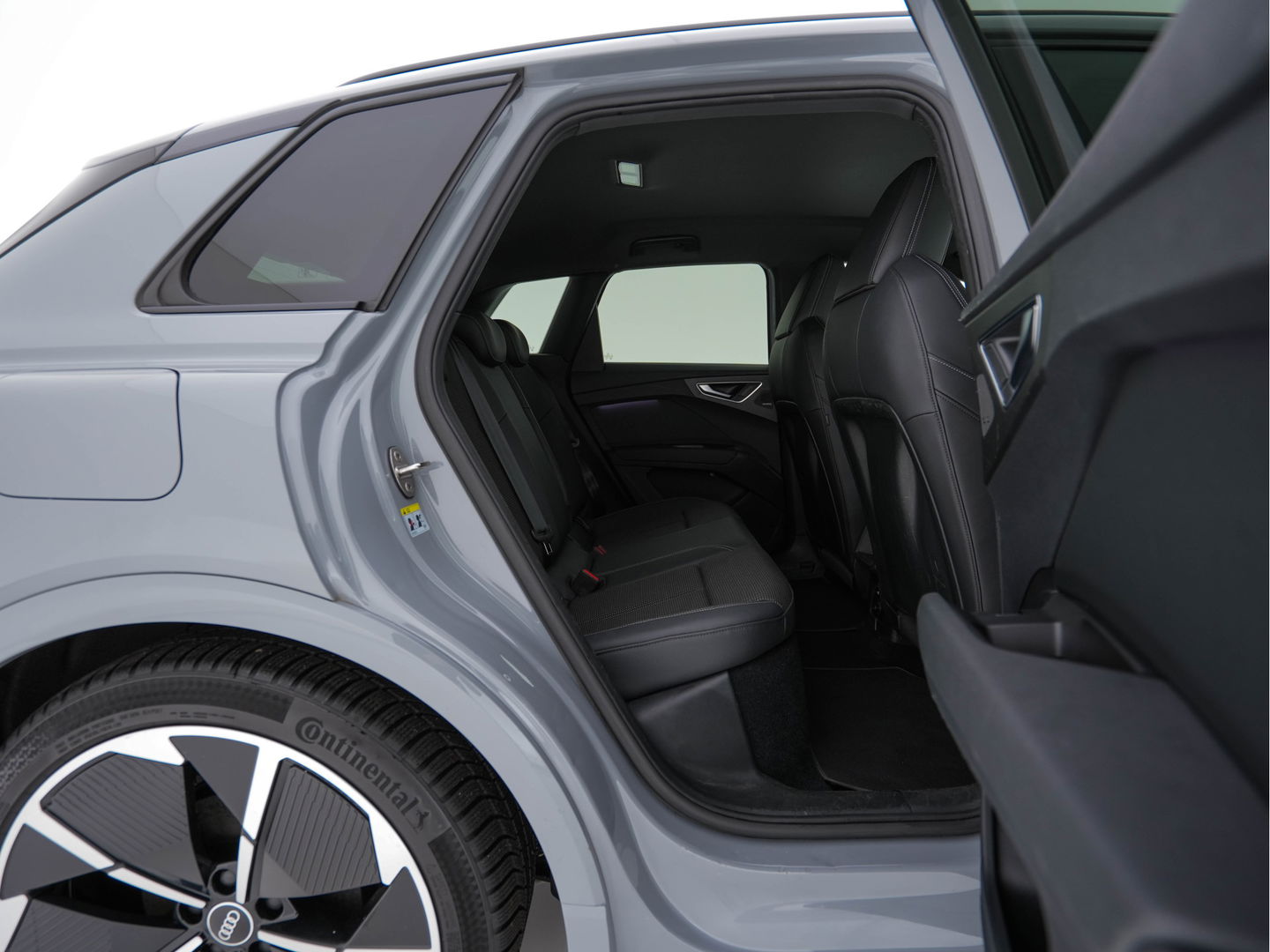 Audi Q4 e-tron 40 Launch edition S Competition 77 kWh [ 3-Fase ] {SOH-93%} (INCL-BTW) *HEATPUMP | LEATHER-FABRIC | MATRIX-LED | ADAPTIVE-CRUISE | HEATED-SPORTSEATS | AMBIENTLIGHT | DIGI-COCKPIT | CAMERA | KEYLESS | DAB+ | NAVI-FULLMAP | TOWBAR | PRIVACYGLASS | 21"AL