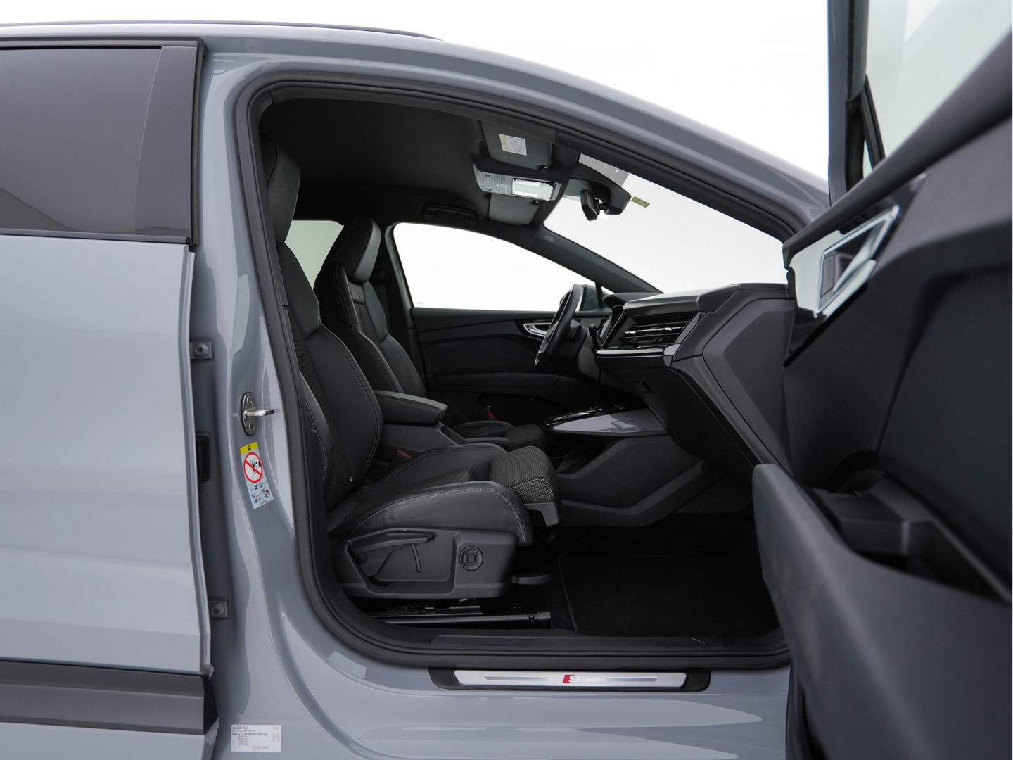 Audi Q4 e-tron 40 Launch edition S Competition 77 kWh [ 3-Fase ] {SOH-93%} (INCL-BTW) *HEATPUMP | LEATHER-FABRIC | MATRIX-LED | ADAPTIVE-CRUISE | HEATED-SPORTSEATS | AMBIENTLIGHT | DIGI-COCKPIT | CAMERA | KEYLESS | DAB+ | NAVI-FULLMAP | TOWBAR | PRIVACYGLASS | 21"AL