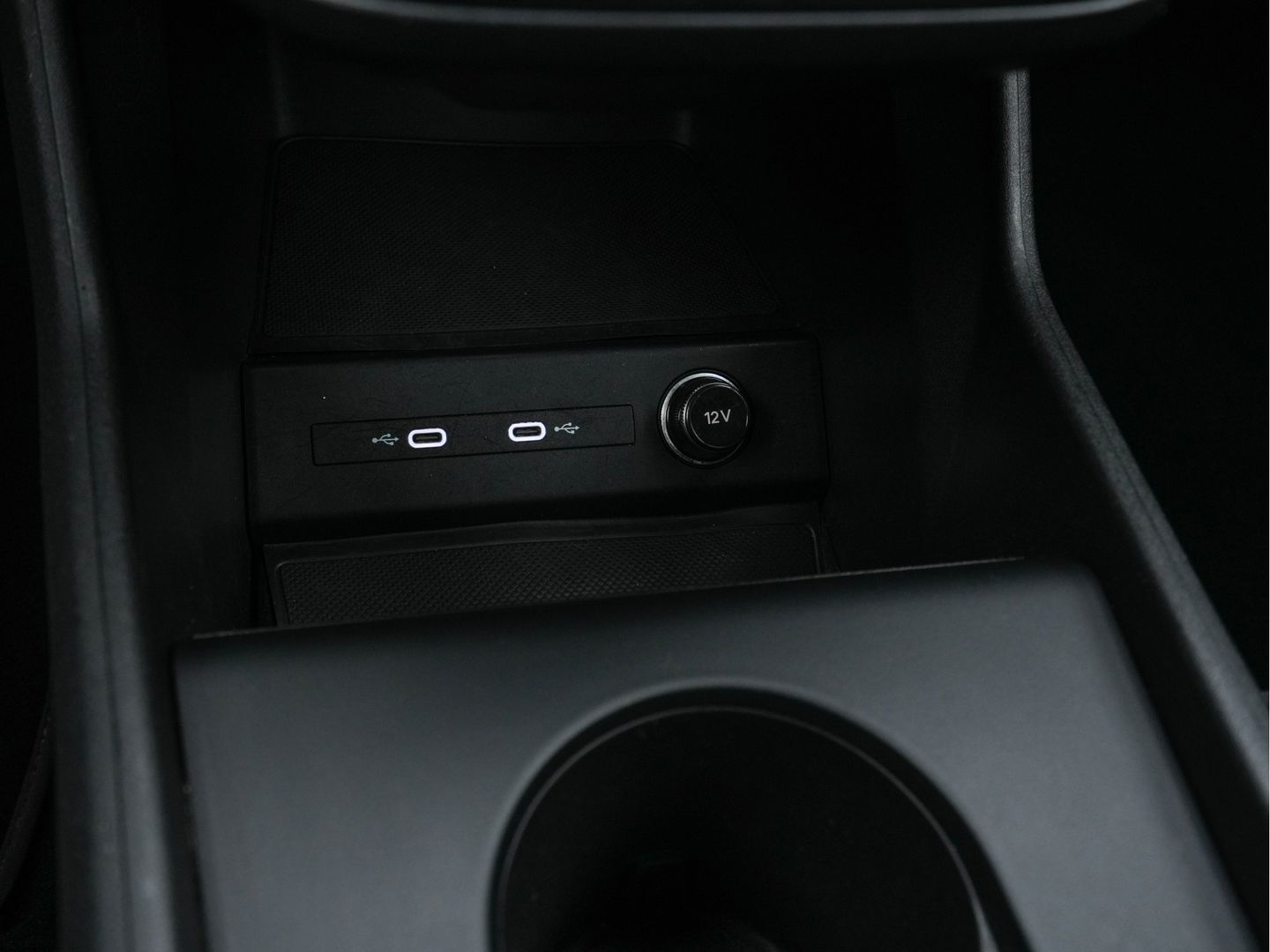 Audi Q4 e-tron 40 Launch edition S Competition 77 kWh [ 3-Fase ] {SOH-93%} (INCL-BTW) *HEATPUMP | LEATHER-FABRIC | MATRIX-LED | ADAPTIVE-CRUISE | HEATED-SPORTSEATS | AMBIENTLIGHT | DIGI-COCKPIT | CAMERA | KEYLESS | DAB+ | NAVI-FULLMAP | TOWBAR | PRIVACYGLASS | 21"AL