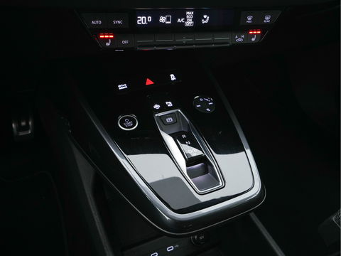 Audi Q4 e-tron 40 Launch edition S Competition 77 kWh [ 3-Fase ] {SOH-93%} (INCL-BTW) *HEATPUMP | LEATHER-FABRIC | MATRIX-LED | ADAPTIVE-CRUISE | HEATED-SPORTSEATS | AMBIENTLIGHT | DIGI-COCKPIT | CAMERA | KEYLESS | DAB+ | NAVI-FULLMAP | TOWBAR | PRIVACYGLASS | 21"AL