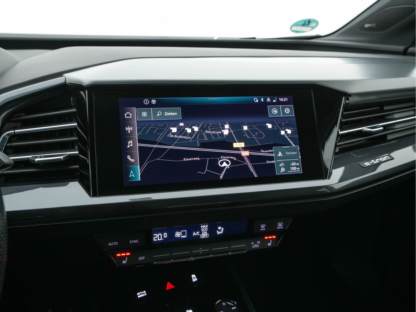 Audi Q4 e-tron 40 Launch edition S Competition 77 kWh [ 3-Fase ] {SOH-93%} (INCL-BTW) *HEATPUMP | LEATHER-FABRIC | MATRIX-LED | ADAPTIVE-CRUISE | HEATED-SPORTSEATS | AMBIENTLIGHT | DIGI-COCKPIT | CAMERA | KEYLESS | DAB+ | NAVI-FULLMAP | TOWBAR | PRIVACYGLASS | 21"AL