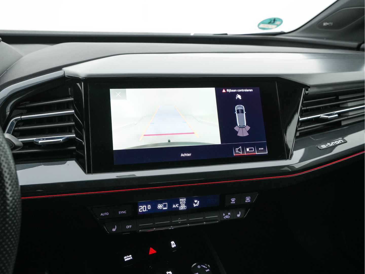 Audi Q4 e-tron 40 Launch edition S Competition 77 kWh [ 3-Fase ] {SOH-93%} (INCL-BTW) *HEATPUMP | LEATHER-FABRIC | MATRIX-LED | ADAPTIVE-CRUISE | HEATED-SPORTSEATS | AMBIENTLIGHT | DIGI-COCKPIT | CAMERA | KEYLESS | DAB+ | NAVI-FULLMAP | TOWBAR | PRIVACYGLASS | 21"AL