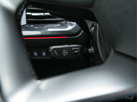 Audi Q4 e-tron 40 Launch edition S Competition 77 kWh [ 3-Fase ] {SOH-93%} (INCL-BTW) *HEATPUMP | LEATHER-FABRIC | MATRIX-LED | ADAPTIVE-CRUISE | HEATED-SPORTSEATS | AMBIENTLIGHT | DIGI-COCKPIT | CAMERA | KEYLESS | DAB+ | NAVI-FULLMAP | TOWBAR | PRIVACYGLASS | 21"AL