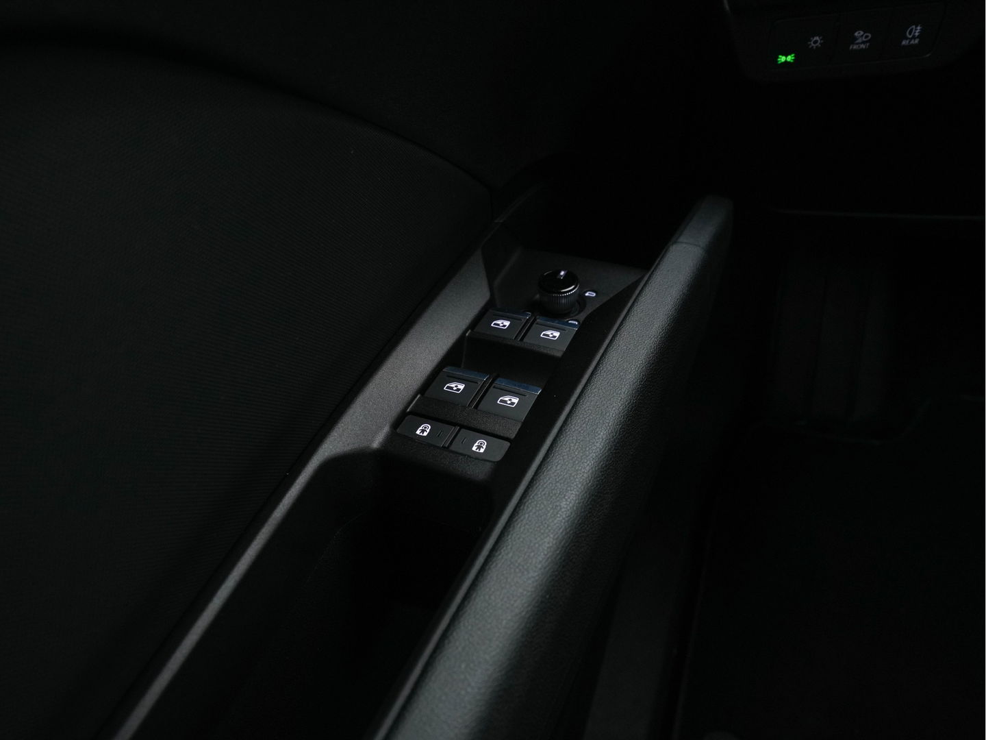 Audi Q4 e-tron 40 Launch edition S Competition 77 kWh [ 3-Fase ] {SOH-93%} (INCL-BTW) *HEATPUMP | LEATHER-FABRIC | MATRIX-LED | ADAPTIVE-CRUISE | HEATED-SPORTSEATS | AMBIENTLIGHT | DIGI-COCKPIT | CAMERA | KEYLESS | DAB+ | NAVI-FULLMAP | TOWBAR | PRIVACYGLASS | 21"AL