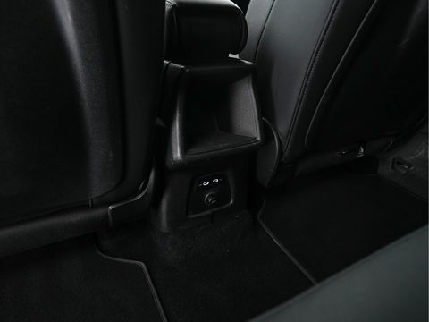 Audi Q4 e-tron 40 Launch edition S Competition 77 kWh [ 3-Fase ] {SOH-93%} (INCL-BTW) *HEATPUMP | LEATHER-FABRIC | MATRIX-LED | ADAPTIVE-CRUISE | HEATED-SPORTSEATS | AMBIENTLIGHT | DIGI-COCKPIT | CAMERA | KEYLESS | DAB+ | NAVI-FULLMAP | TOWBAR | PRIVACYGLASS | 21"AL