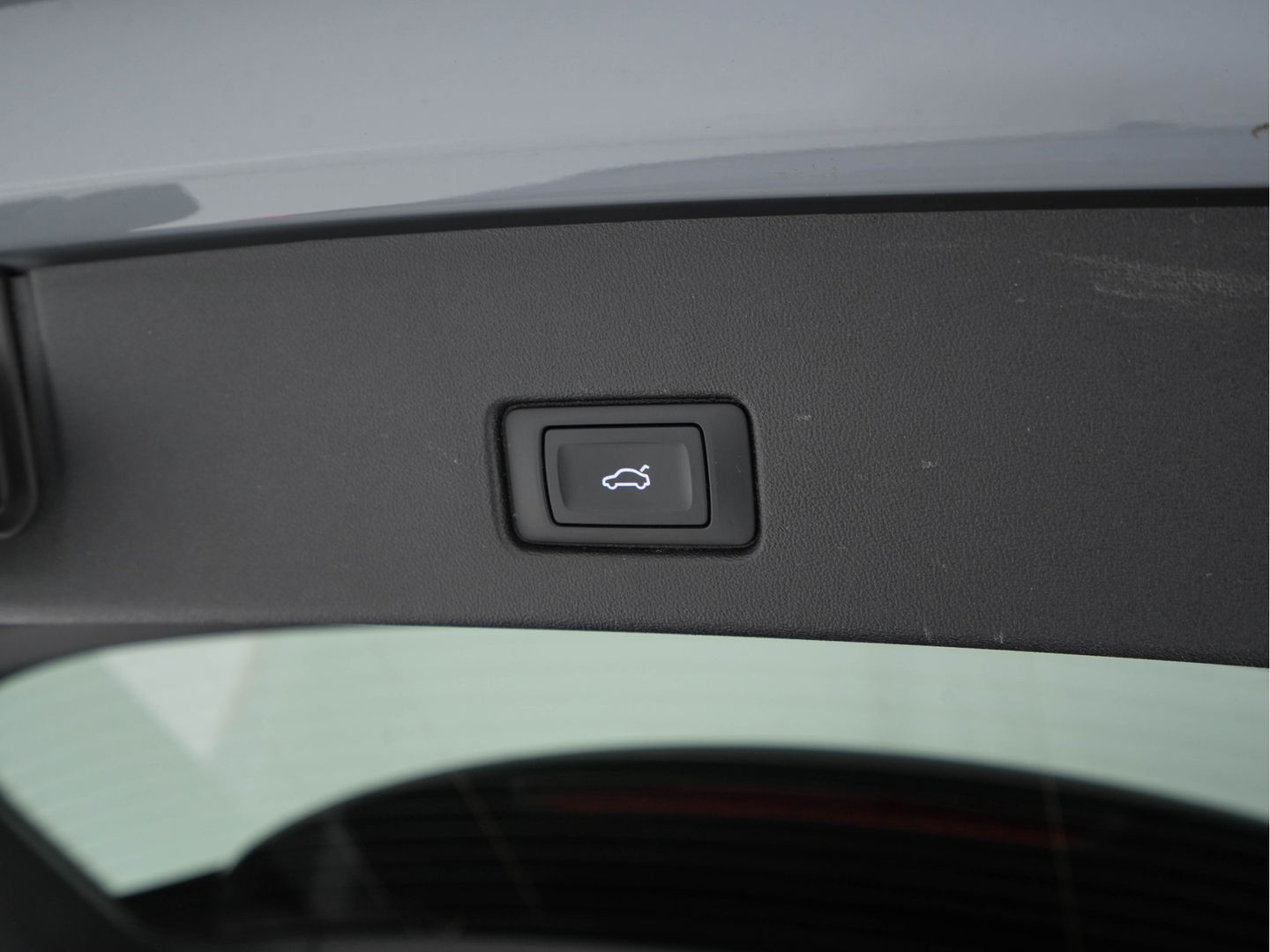 Audi Q4 e-tron 40 Launch edition S Competition 77 kWh [ 3-Fase ] {SOH-93%} (INCL-BTW) *HEATPUMP | LEATHER-FABRIC | MATRIX-LED | ADAPTIVE-CRUISE | HEATED-SPORTSEATS | AMBIENTLIGHT | DIGI-COCKPIT | CAMERA | KEYLESS | DAB+ | NAVI-FULLMAP | TOWBAR | PRIVACYGLASS | 21"AL