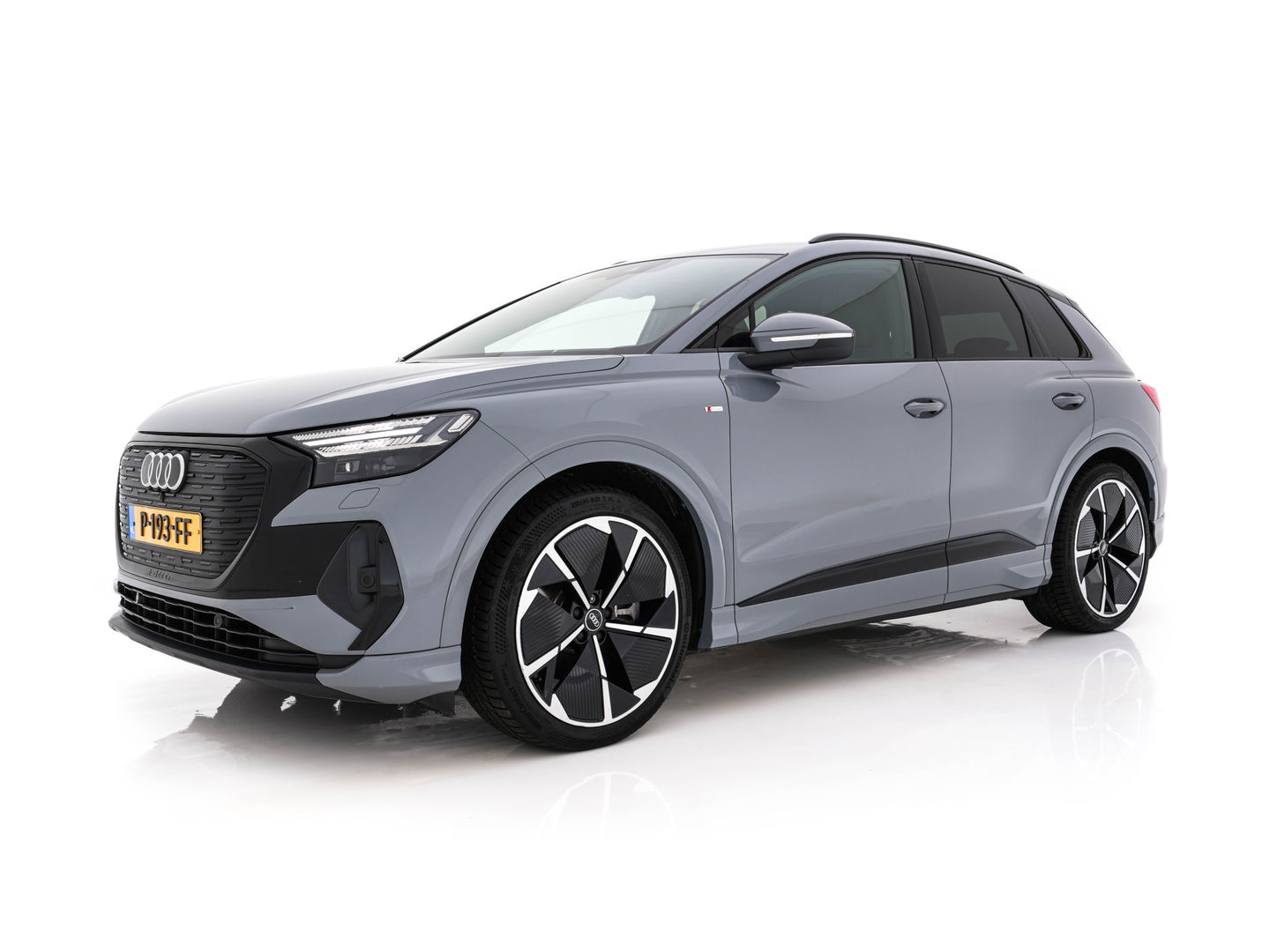 Audi Q4 e-tron 40 Launch edition S Competition 77 kWh [ 3-Fase ] {SOH-93%} (INCL-BTW) *HEATPUMP | LEATHER-FABRIC | MATRIX-LED | ADAPTIVE-CRUISE | HEATED-SPORTSEATS | AMBIENTLIGHT | DIGI-COCKPIT | CAMERA | KEYLESS | DAB+ | NAVI-FULLMAP | TOWBAR | PRIVACYGLASS | 21"AL