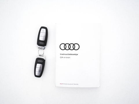 Audi Q4 e-tron 40 Launch edition S Competition 77 kWh [ 3-Fase ] {SOH-93%} (INCL-BTW) *HEATPUMP | LEATHER-FABRIC | MATRIX-LED | ADAPTIVE-CRUISE | HEATED-SPORTSEATS | AMBIENTLIGHT | DIGI-COCKPIT | CAMERA | KEYLESS | DAB+ | NAVI-FULLMAP | TOWBAR | PRIVACYGLASS | 21"AL