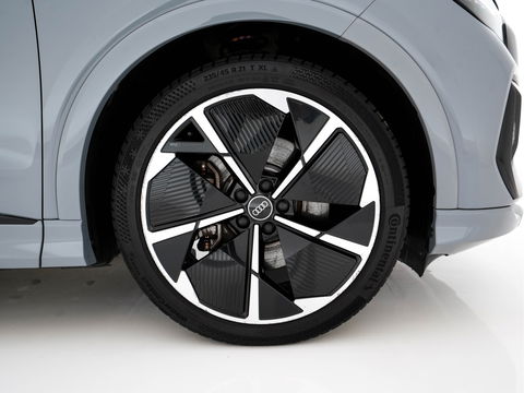 Audi Q4 e-tron 40 Launch edition S Competition 77 kWh [ 3-Fase ] {SOH-93%} (INCL-BTW) *HEATPUMP | LEATHER-FABRIC | MATRIX-LED | ADAPTIVE-CRUISE | HEATED-SPORTSEATS | AMBIENTLIGHT | DIGI-COCKPIT | CAMERA | KEYLESS | DAB+ | NAVI-FULLMAP | TOWBAR | PRIVACYGLASS | 21"AL