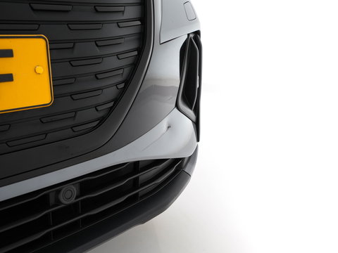 Audi Q4 e-tron 40 Launch edition S Competition 77 kWh [ 3-Fase ] {SOH-93%} (INCL-BTW) *HEATPUMP | LEATHER-FABRIC | MATRIX-LED | ADAPTIVE-CRUISE | HEATED-SPORTSEATS | AMBIENTLIGHT | DIGI-COCKPIT | CAMERA | KEYLESS | DAB+ | NAVI-FULLMAP | TOWBAR | PRIVACYGLASS | 21"AL