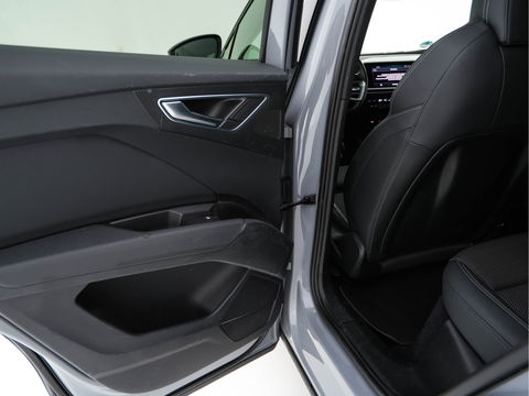 Audi Q4 e-tron 40 Launch edition S Competition 77 kWh [ 3-Fase ] {SOH-93%} (INCL-BTW) *HEATPUMP | LEATHER-FABRIC | MATRIX-LED | ADAPTIVE-CRUISE | HEATED-SPORTSEATS | AMBIENTLIGHT | DIGI-COCKPIT | CAMERA | KEYLESS | DAB+ | NAVI-FULLMAP | TOWBAR | PRIVACYGLASS | 21"AL