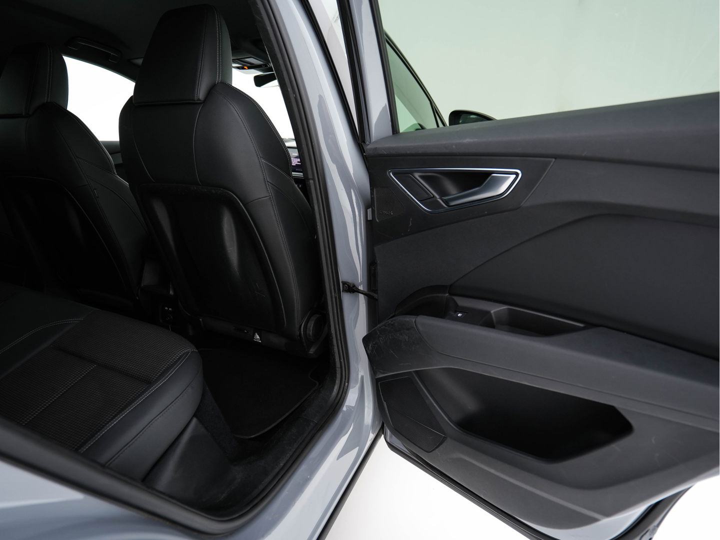 Audi Q4 e-tron 40 Launch edition S Competition 77 kWh [ 3-Fase ] {SOH-93%} (INCL-BTW) *HEATPUMP | LEATHER-FABRIC | MATRIX-LED | ADAPTIVE-CRUISE | HEATED-SPORTSEATS | AMBIENTLIGHT | DIGI-COCKPIT | CAMERA | KEYLESS | DAB+ | NAVI-FULLMAP | TOWBAR | PRIVACYGLASS | 21"AL