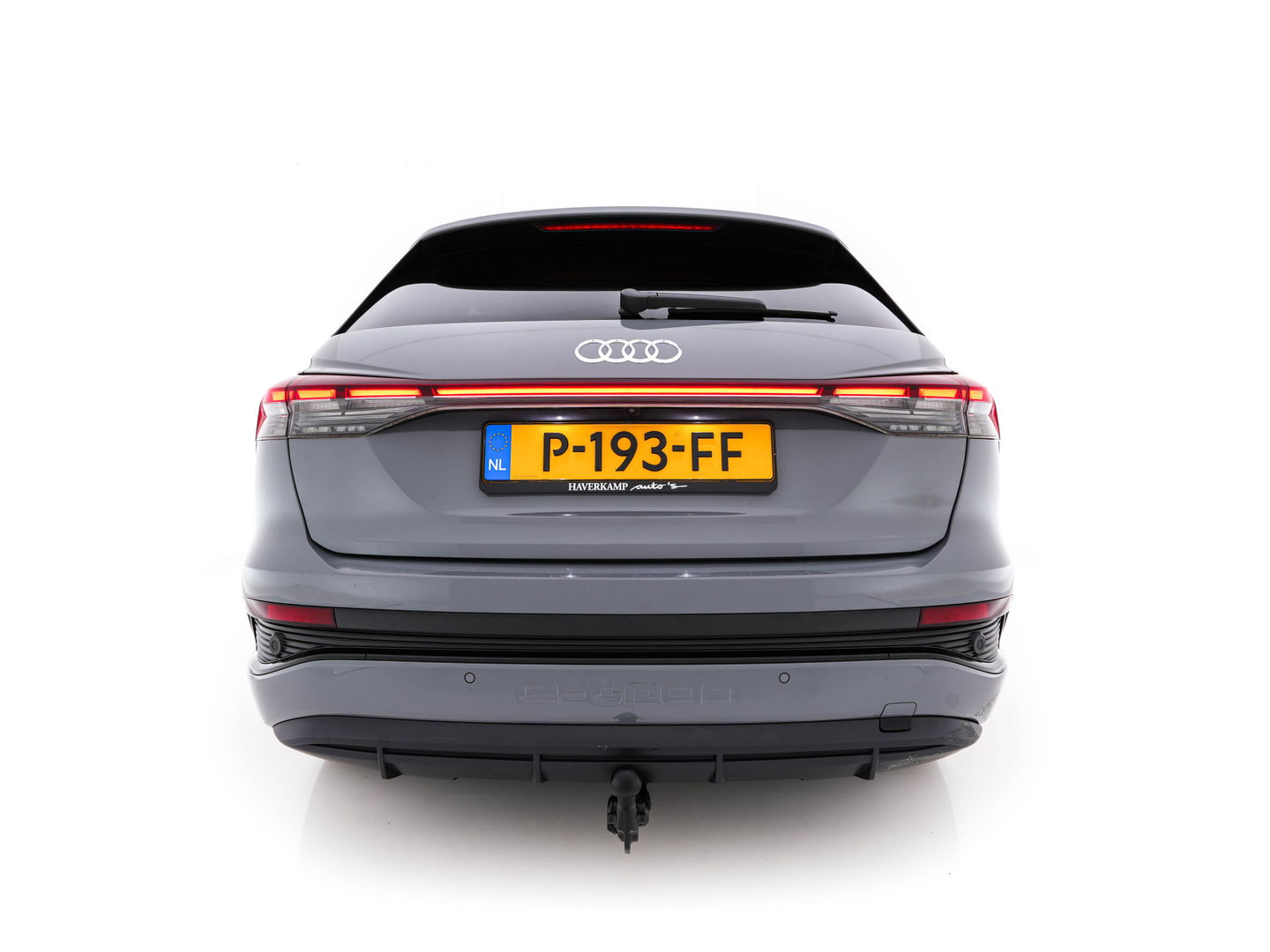 Audi Q4 e-tron 40 Launch edition S Competition 77 kWh [ 3-Fase ] {SOH-93%} (INCL-BTW) *HEATPUMP | LEATHER-FABRIC | MATRIX-LED | ADAPTIVE-CRUISE | HEATED-SPORTSEATS | AMBIENTLIGHT | DIGI-COCKPIT | CAMERA | KEYLESS | DAB+ | NAVI-FULLMAP | TOWBAR | PRIVACYGLASS | 21"AL