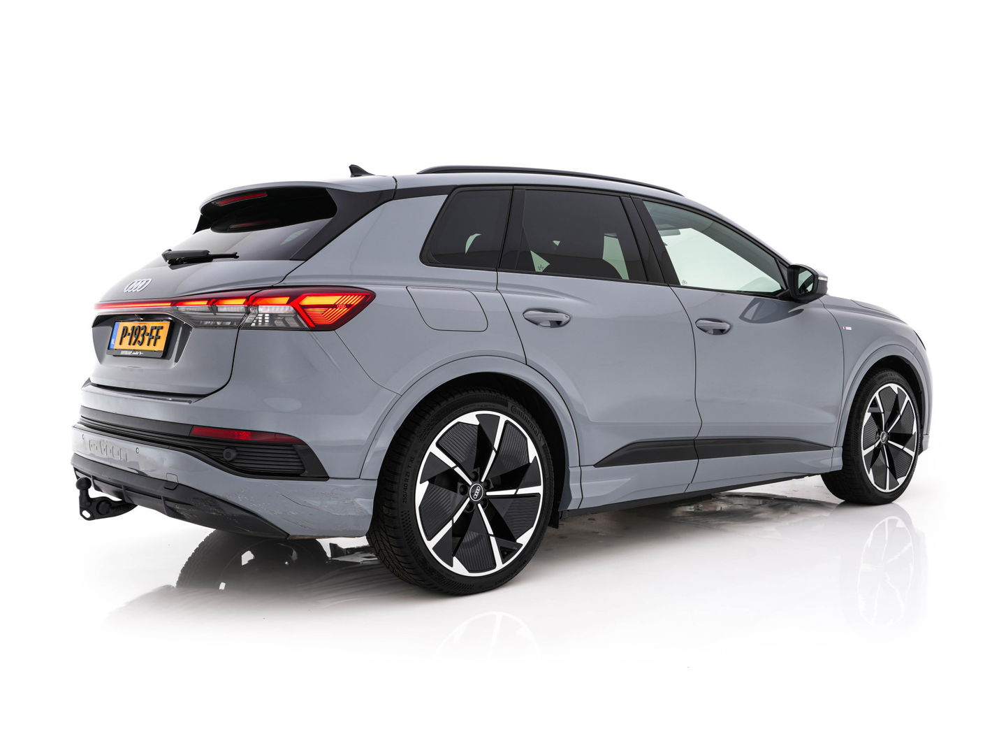 Audi Q4 e-tron 40 Launch edition S Competition 77 kWh [ 3-Fase ] {SOH-93%} (INCL-BTW) *HEATPUMP | LEATHER-FABRIC | MATRIX-LED | ADAPTIVE-CRUISE | HEATED-SPORTSEATS | AMBIENTLIGHT | DIGI-COCKPIT | CAMERA | KEYLESS | DAB+ | NAVI-FULLMAP | TOWBAR | PRIVACYGLASS | 21"AL