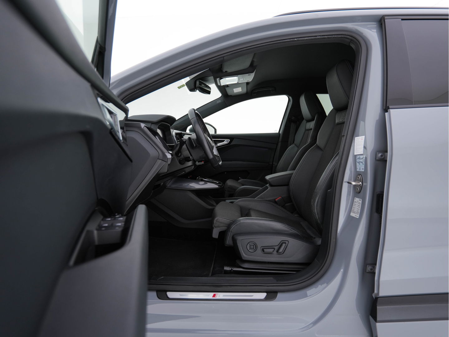 Audi Q4 e-tron 40 Launch edition S Competition 77 kWh [ 3-Fase ] {SOH-93%} (INCL-BTW) *HEATPUMP | LEATHER-FABRIC | MATRIX-LED | ADAPTIVE-CRUISE | HEATED-SPORTSEATS | AMBIENTLIGHT | DIGI-COCKPIT | CAMERA | KEYLESS | DAB+ | NAVI-FULLMAP | TOWBAR | PRIVACYGLASS | 21"AL