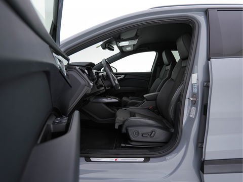 Audi Q4 e-tron 40 Launch edition S Competition 77 kWh [ 3-Fase ] {SOH-93%} (INCL-BTW) *HEATPUMP | LEATHER-FABRIC | MATRIX-LED | ADAPTIVE-CRUISE | HEATED-SPORTSEATS | AMBIENTLIGHT | DIGI-COCKPIT | CAMERA | KEYLESS | DAB+ | NAVI-FULLMAP | TOWBAR | PRIVACYGLASS | 21"AL
