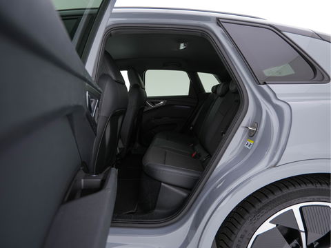 Audi Q4 e-tron 40 Launch edition S Competition 77 kWh [ 3-Fase ] {SOH-93%} (INCL-BTW) *HEATPUMP | LEATHER-FABRIC | MATRIX-LED | ADAPTIVE-CRUISE | HEATED-SPORTSEATS | AMBIENTLIGHT | DIGI-COCKPIT | CAMERA | KEYLESS | DAB+ | NAVI-FULLMAP | TOWBAR | PRIVACYGLASS | 21"AL