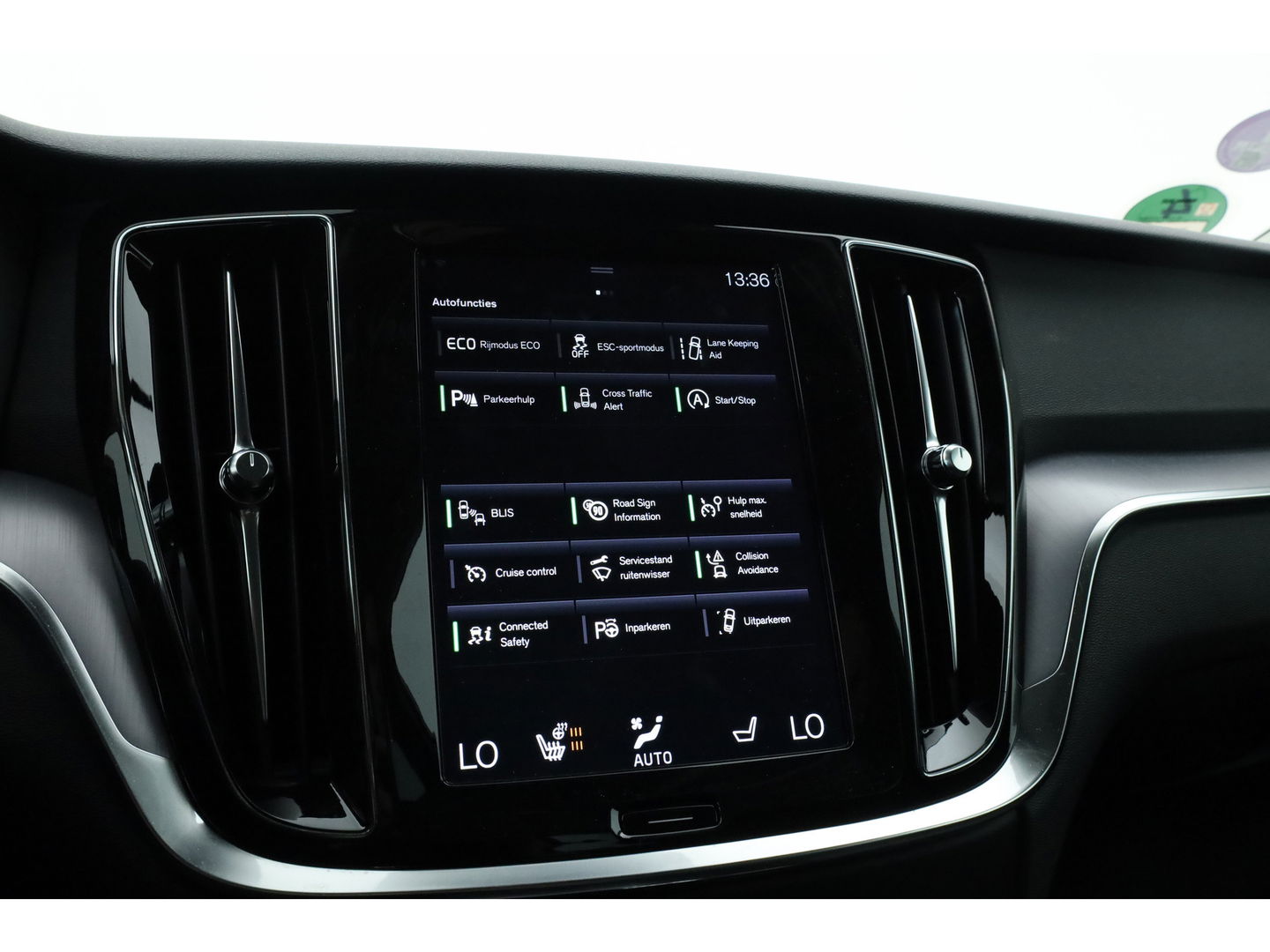 Volvo V60 2.0 T5 Momentum | Trekhaak | Leer | Adap. Cruise | Blis | standkachel | Stoel + stuurverw. |