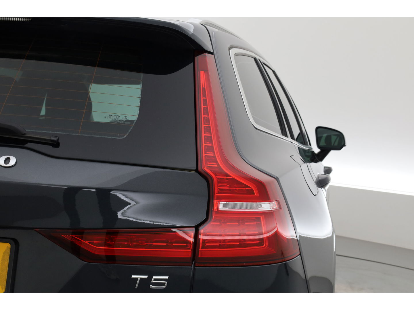 Volvo V60 2.0 T5 Momentum | Trekhaak | Leer | Adap. Cruise | Blis | standkachel | Stoel + stuurverw. |