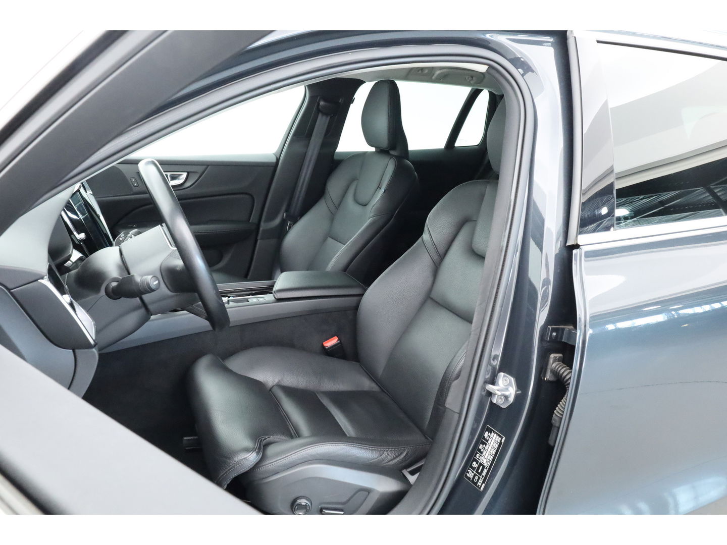 Volvo V60 2.0 T5 Momentum | Trekhaak | Leer | Adap. Cruise | Blis | standkachel | Stoel + stuurverw. |