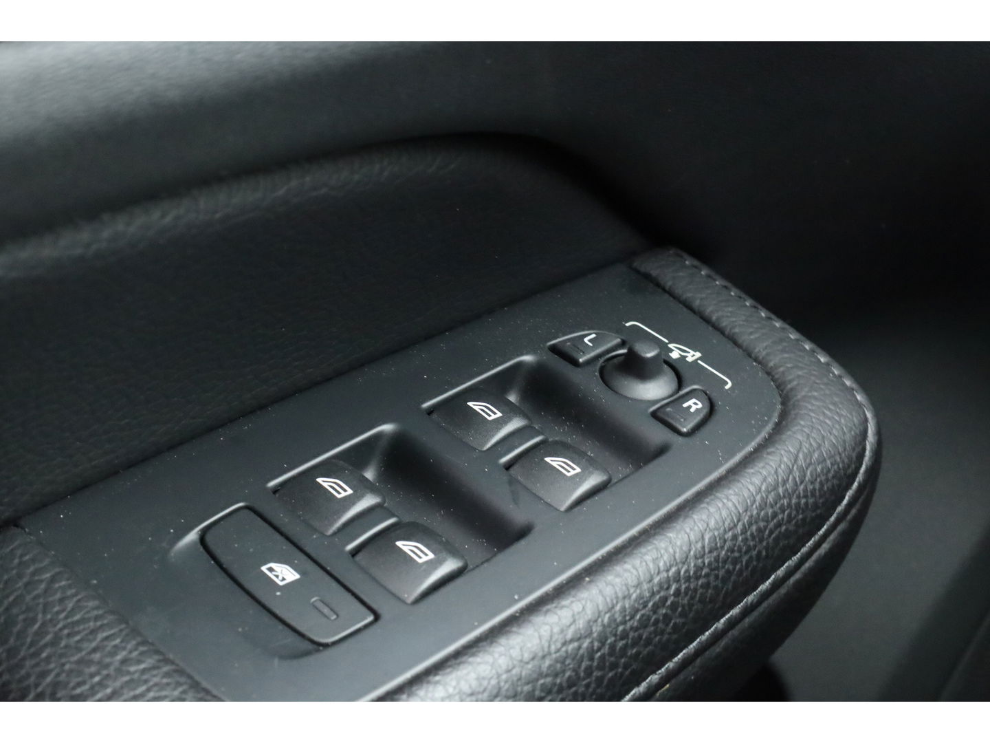 Volvo V60 2.0 T5 Momentum | Trekhaak | Leer | Adap. Cruise | Blis | standkachel | Stoel + stuurverw. |