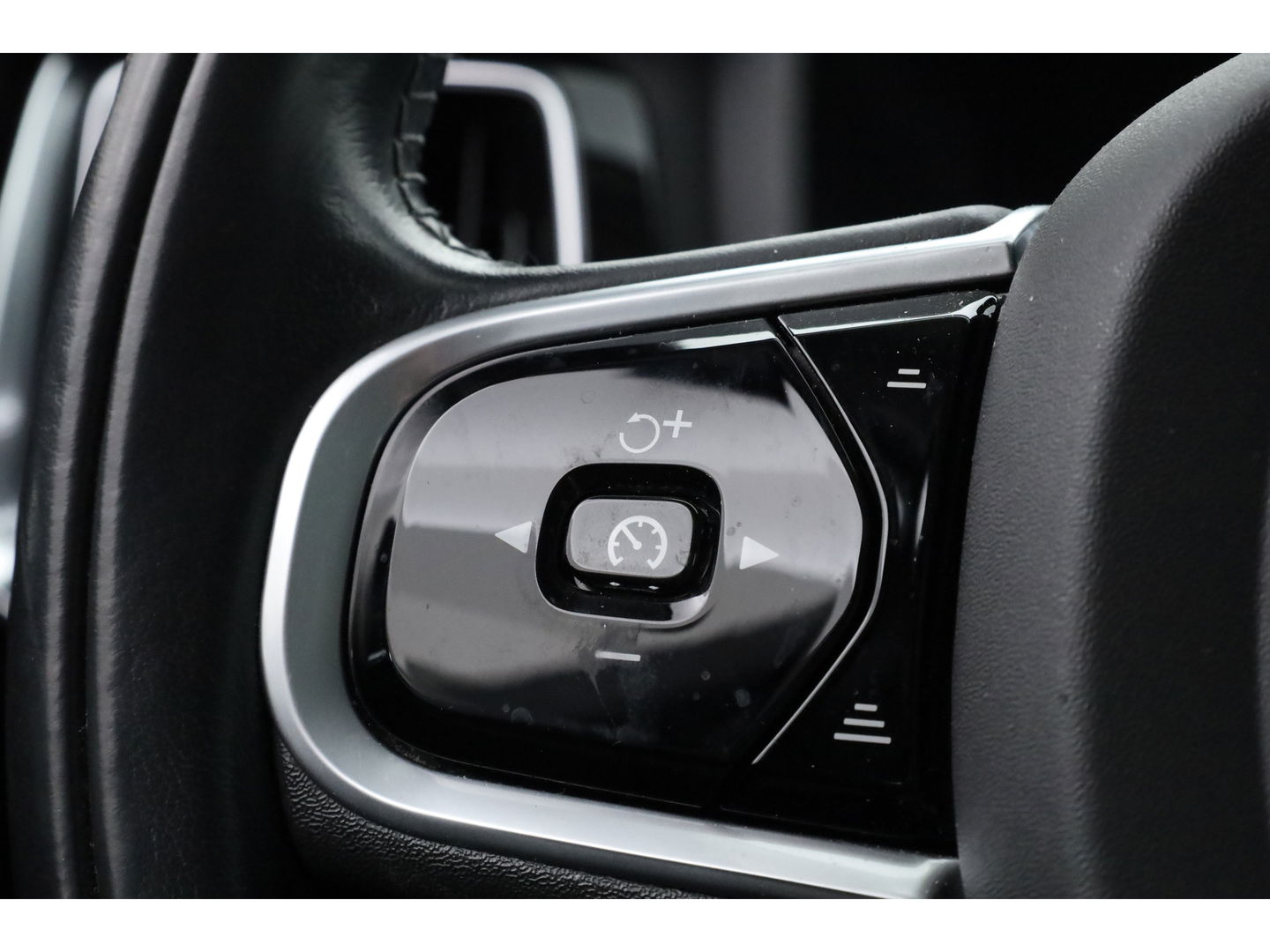 Volvo V60 2.0 T5 Momentum | Trekhaak | Leer | Adap. Cruise | Blis | standkachel | Stoel + stuurverw. |