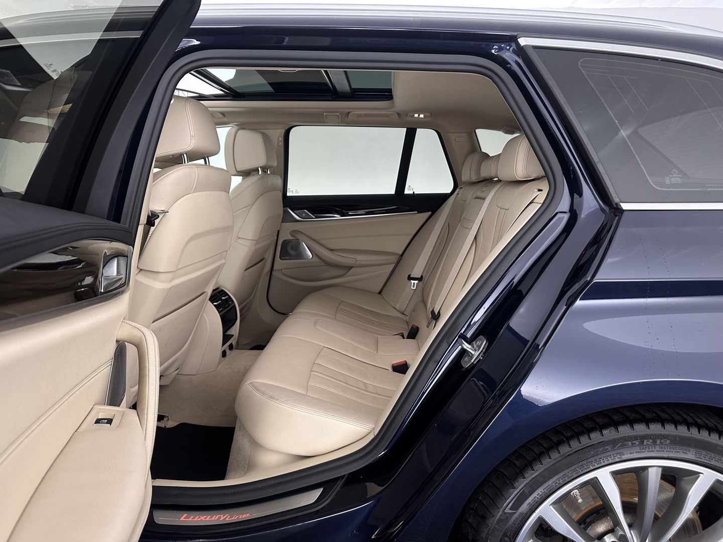 BMW 5 Serie Touring 530d High Executive Luxury-Line Aut. *PANO | BOWERS-WILKINS | LEATHER | FULL-LED | ADAPTIVE-CRUISE | BLINDSPOT | MEMORY-PACK | TOPVIEW | HEAD-UP | HEATED-COMFORTSEATS | DIGI-COCKPIT | NAVI-FULLMAP | TOWBAR | 19''ALU*