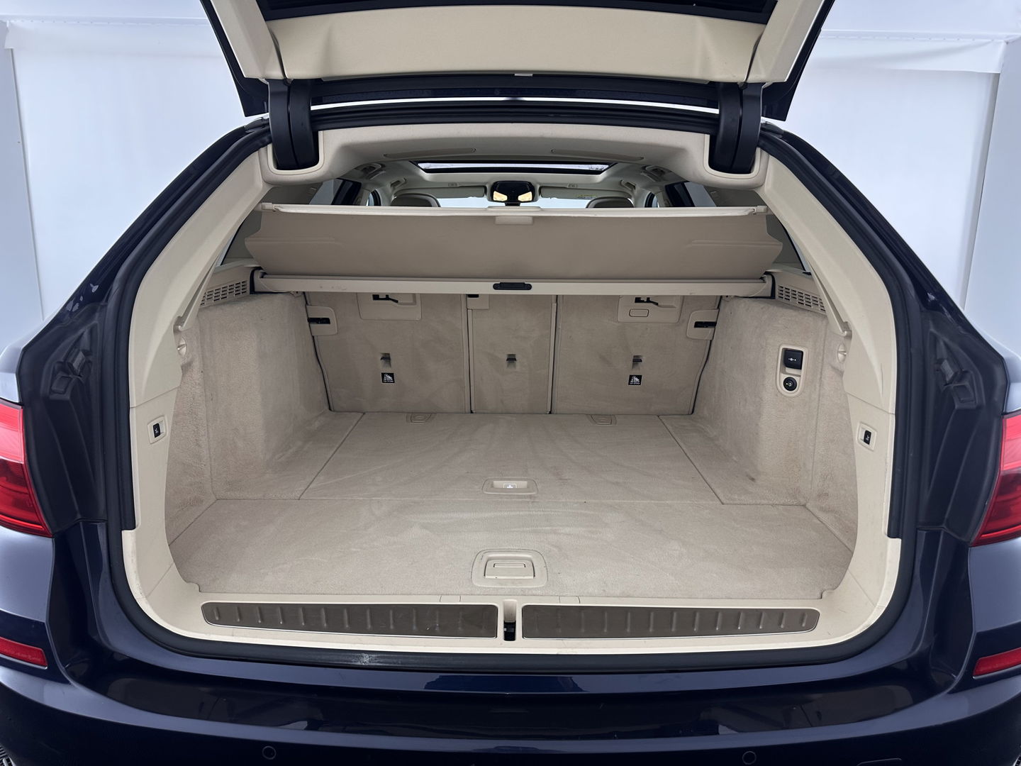 BMW 5 Serie Touring 530d High Executive Luxury-Line Aut. *PANO | BOWERS-WILKINS | LEATHER | FULL-LED | ADAPTIVE-CRUISE | BLINDSPOT | MEMORY-PACK | TOPVIEW | HEAD-UP | HEATED-COMFORTSEATS | DIGI-COCKPIT | NAVI-FULLMAP | TOWBAR | 19''ALU*