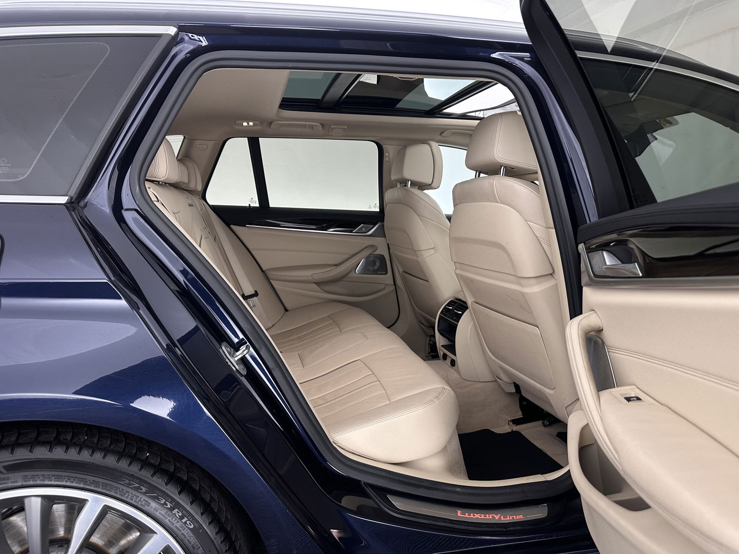 BMW 5 Serie Touring 530d High Executive Luxury-Line Aut. *PANO | BOWERS-WILKINS | LEATHER | FULL-LED | ADAPTIVE-CRUISE | BLINDSPOT | MEMORY-PACK | TOPVIEW | HEAD-UP | HEATED-COMFORTSEATS | DIGI-COCKPIT | NAVI-FULLMAP | TOWBAR | 19''ALU*