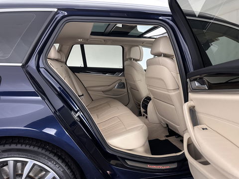 BMW 5 Serie Touring 530d High Executive Luxury-Line Aut. *PANO | BOWERS-WILKINS | LEATHER | FULL-LED | ADAPTIVE-CRUISE | BLINDSPOT | MEMORY-PACK | TOPVIEW | HEAD-UP | HEATED-COMFORTSEATS | DIGI-COCKPIT | NAVI-FULLMAP | TOWBAR | 19''ALU*