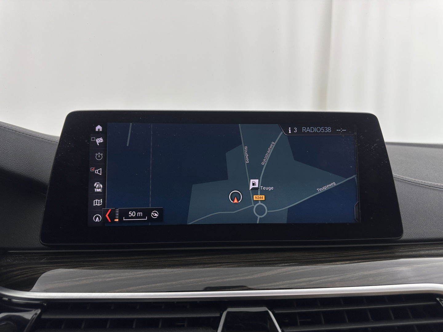 BMW 5 Serie Touring 530d High Executive Luxury-Line Aut. *PANO | BOWERS-WILKINS | LEATHER | FULL-LED | ADAPTIVE-CRUISE | BLINDSPOT | MEMORY-PACK | TOPVIEW | HEAD-UP | HEATED-COMFORTSEATS | DIGI-COCKPIT | NAVI-FULLMAP | TOWBAR | 19''ALU*