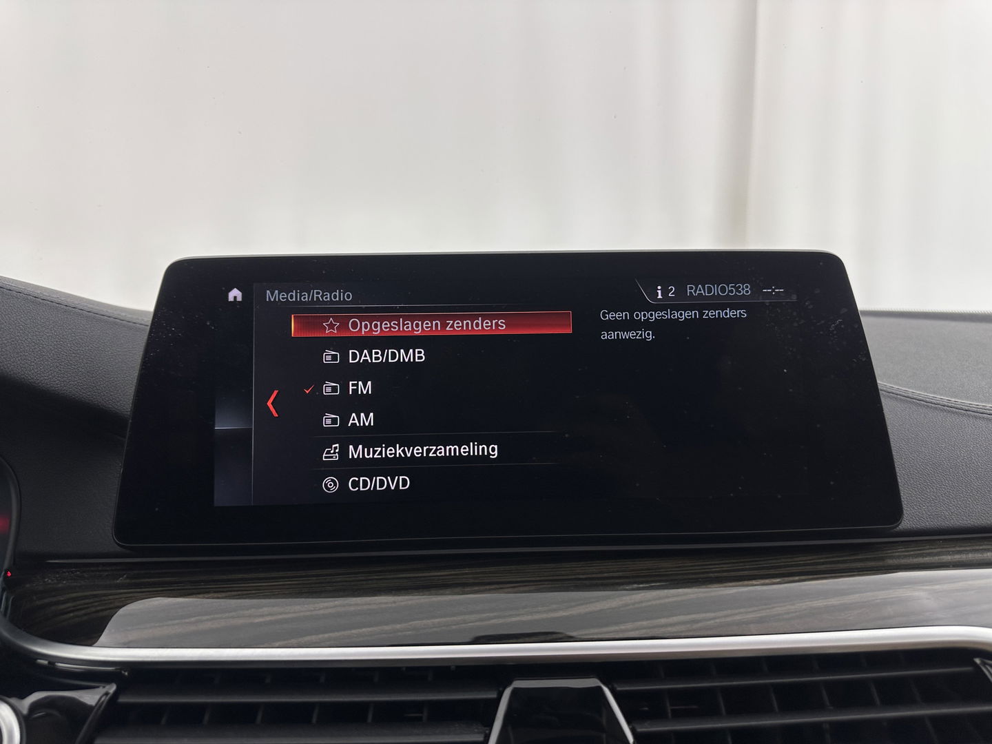 BMW 5 Serie Touring 530d High Executive Luxury-Line Aut. *PANO | BOWERS-WILKINS | LEATHER | FULL-LED | ADAPTIVE-CRUISE | BLINDSPOT | MEMORY-PACK | TOPVIEW | HEAD-UP | HEATED-COMFORTSEATS | DIGI-COCKPIT | NAVI-FULLMAP | TOWBAR | 19''ALU*